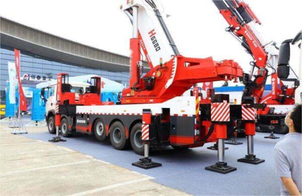 HOWO TX 10X4 Loader Crane - Image 5